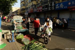 国家允许摆地摊了，流动商贩们大喜过望：珍惜，争做文明地摊人！-下雪啦资源网