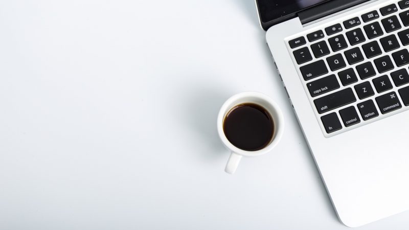 办公桌面电脑PPT背景图片-下雪啦资源网